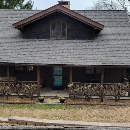Charming home in Seven Devils. Close access to tubing, ziplining, & hiking.