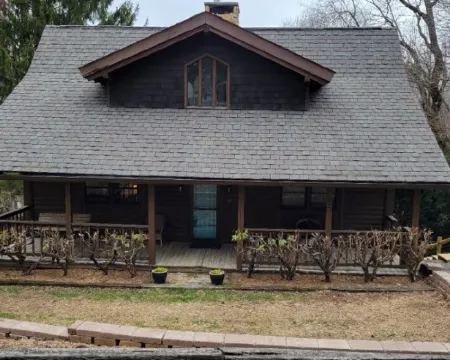 Charming home in Seven Devils. Close access to tubing, ziplining, & hiking. Hotels in Seven Devils