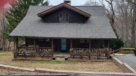 Charming home in Seven Devils. Close access to tubing, ziplining, & hiking.