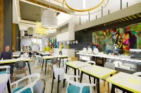 Yello Hotel Jambi - breakfast