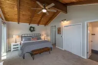 Spacious Yosemite Pet Friendly Retreat w/Game Room-Views-Deck & EV Charger