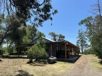 Charming 2-bedroom cabin Near Yosemite NP, High Speed WiFi in lovely Mariposa