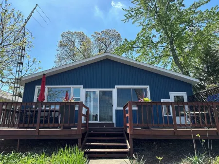 Cozy Koontz lake House right on the water, 30 min to Notre Dame <br>