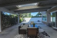 Ground Floor Oasis with Backyard