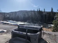 River Escape! Spacious 5-bedroom house on the river. 500 ft from trail access!