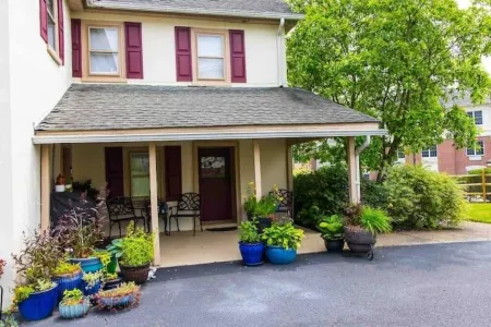 Escape to Center Valley's 3-bedroom vacation home, 13 min to Dorney Park