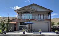 4 Bed, 3 Bath Riverfront Guesthouse, Mountain & River Views! Near Chelan