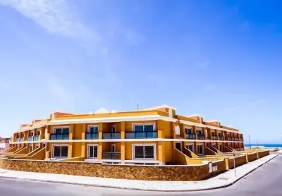 BLUE COYLE.  New apartment a few meters from the beach and overlooking the m Playa Los Lagos附近的飯店