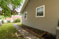 3 Bed 1 Bath Home Conveniently located in the heart of Pryor Hotels in Mayes County