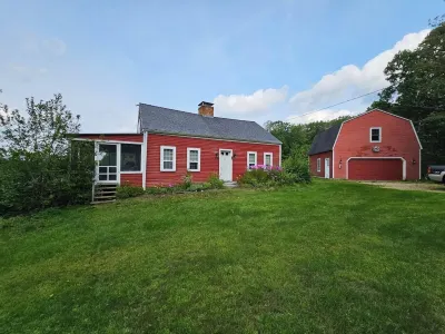 Cozy Farmhouse - Private Ragged Mountain Retreat