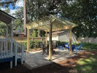 New Patio & Pergola, Near Shops/Restaurants, King Bed, Pet-Friendly Yard
