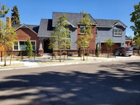 Stunning 4-br, 4-bath brick, and stucco luxurious retreat in Reno Old Southwest. Отели рядом с достопримечательностью «Университет Невада, Рино»