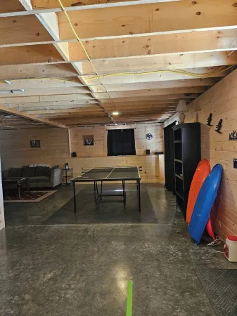 Lovely 4 bedroom Log cabin in Island Pond VermontSnow Mobile Capitol of NEK