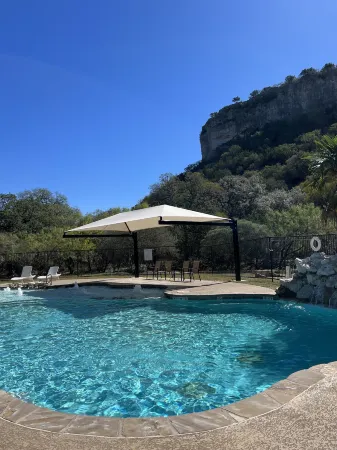 Seven Bluff Cabins Отели рядом с достопримечательностью «Парк штата Гарнер»