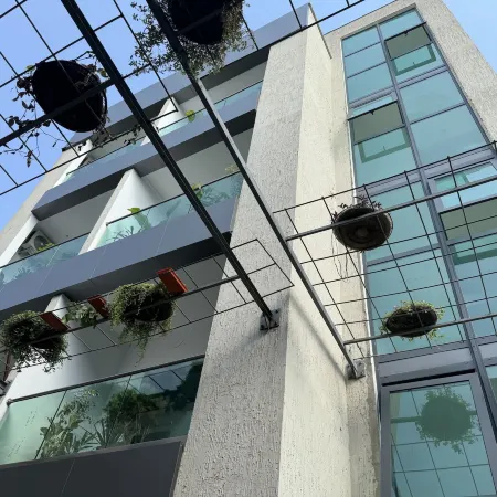 The Six Apparthotel