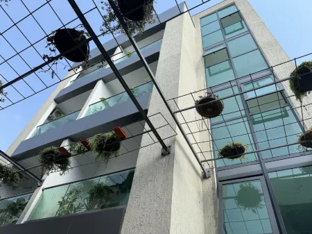 The Six Apparthotel Отели в г. Абиджан