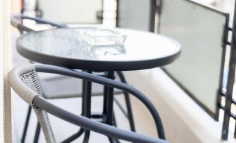 Modern 2-Bedroom Gem Close to Metro