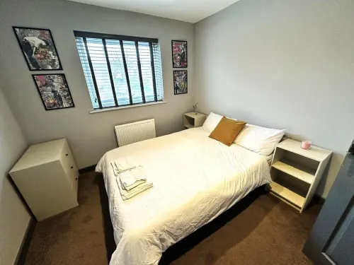 Leamington Spa-3 Bed-Sleeps 6-Garden-Pets-Parking
