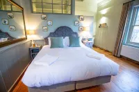 Black Horse Hotels in Coldwaltham