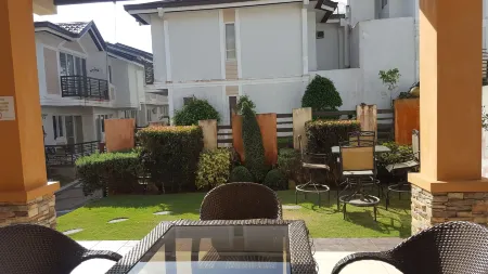2 Bedroom Villa by AP at Tagaytay Hampton Villa Отели в г. Talisay