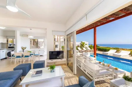 Protaras Artisan Seafront Villa Отели рядом с достопримечательностью «Fig Tree Bay Wake School - Wakeboarding, Wakesurfing, Вейксерф Кипр»