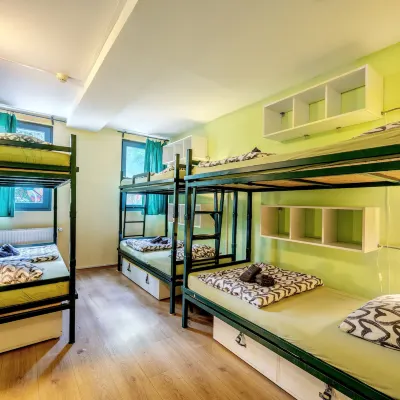 Island Hostel Budapest Các khách sạn gần Nhà tắm Palatinus