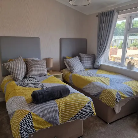 Pet Friendly 2-Bed Luxury Lodge in Routh w/ Hottub