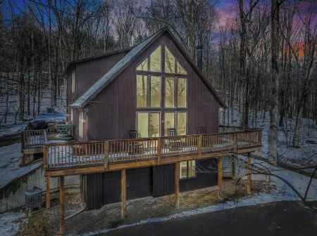 Sqyrls Nest - 3Br Retreat with a Hot Tub Отели рядом с достопримечательностью «Парк штата Беркли Спрингс»