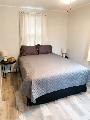 Cozy Serene home off 55 Queen Bed Smart TVs Wifi Secluded Nice View With Coffee