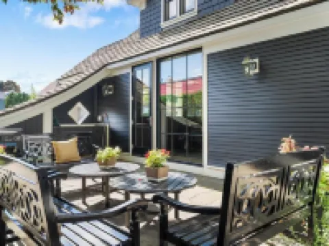 Downtown 2nd Floor Apartment with Dramatic Lake Views. Hotels in Petoskey