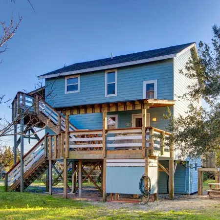 Surf Chalet w/ hot tub and kayaks