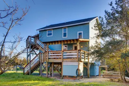 Surf Chalet w/ hot tub and kayaks