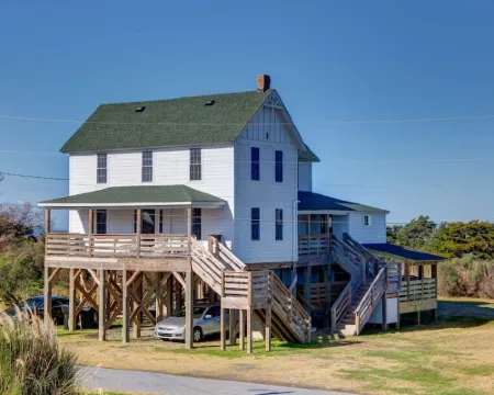 Historic suite with a private hot tub! Hotels in Kinnakeet