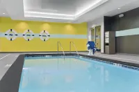 Tru by Hilton Lincoln East - Swimmingpools