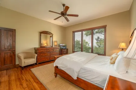 Mountain Views and Cozy Screened-In Porch - Charming Custom Retreat Отели рядом с достопримечательностью «Lake Tahoe»