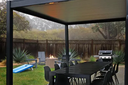 Spacious Backyard and Breathtaking Views - Stunning Coastal Haven Отели рядом с достопримечательностью «Венис Бич»