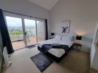 *Cascades 15 - Amazing Lake Views w Balcony's | Spa Bath | Split-Level | WiFi*