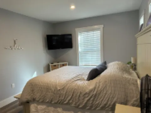 House at Sunshine- Long Lake, 5 Min Walk to Causeway