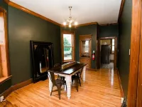 Charming Oasis - Historic Gem, Walk to Downtown, Upper Suite