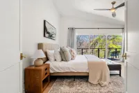 Private Outdoor Decks and Modern Amenities - Elegant Townhome Retreat Hotels in Knox County