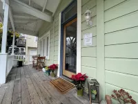 Sunlit Surf Studio Downtown Walk to Beach!