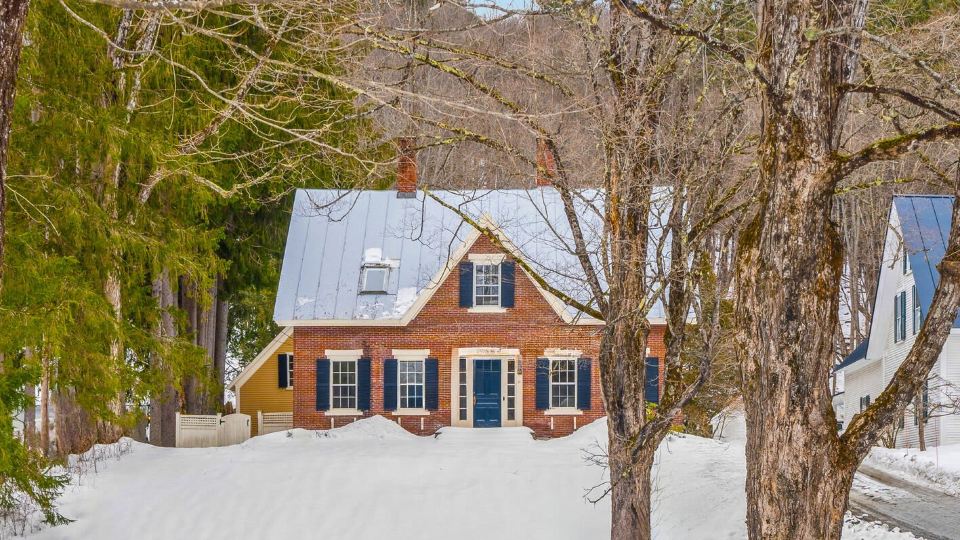 Cozy Fireplace and Inviting Library - Enchanting Mountain Retreat