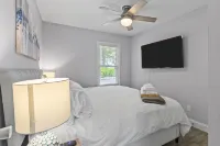 Private Patio and Well-Equipped Kitchen - Charming Retreat Hôtels à : Lindenwood Township