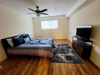 Well-Equipped Kitchen and Seasonal Pool - Beautiful Spacious Retreat Hotel a Cheltenham Township