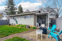 Fully Fenced Yard and Cozy Fire Pit - Spacious Charming Retreat Hotels in Coeur d'Alene