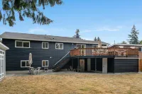 Fireplace, Spacious Yard, Stylish Decor - Cozy Family Haven Các khách sạn gần Richmond Beach Community Park