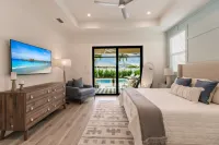 Full-Length Heated Pool and Outdoor Kitchen - Stunning Coastal Haven Hotels in Naples Park