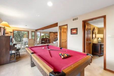 Red Rock Vista | Incredible Views, Hot Tub, Pool Table, Decks, Trail Отели рядом с достопримечательностью «Часовня святого Креста»