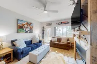 Ski-In/Out Condo with Electric Fireplace, Mountain Views, and Washer/Dryer Hotel di Cavendish