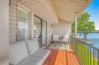 Sunny & spacious lake view condo with furnished balcony & pool access Hotels in Hot Springs